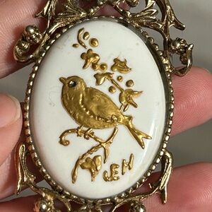 Vintage 1970 medallion Gold and White Bird brooch 🦜